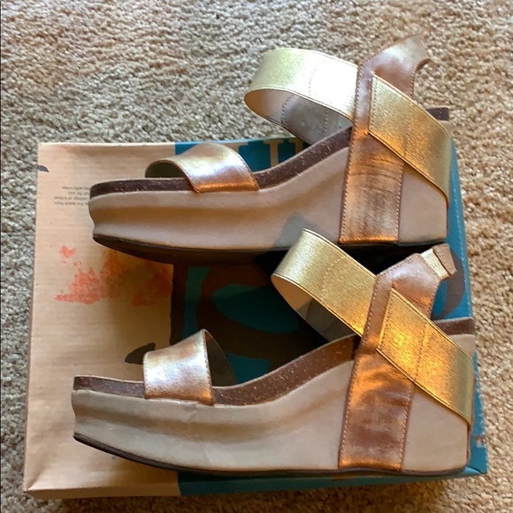 BUSHNELL IN GOLD WEDGE SANDALS - Picture 7 of 7